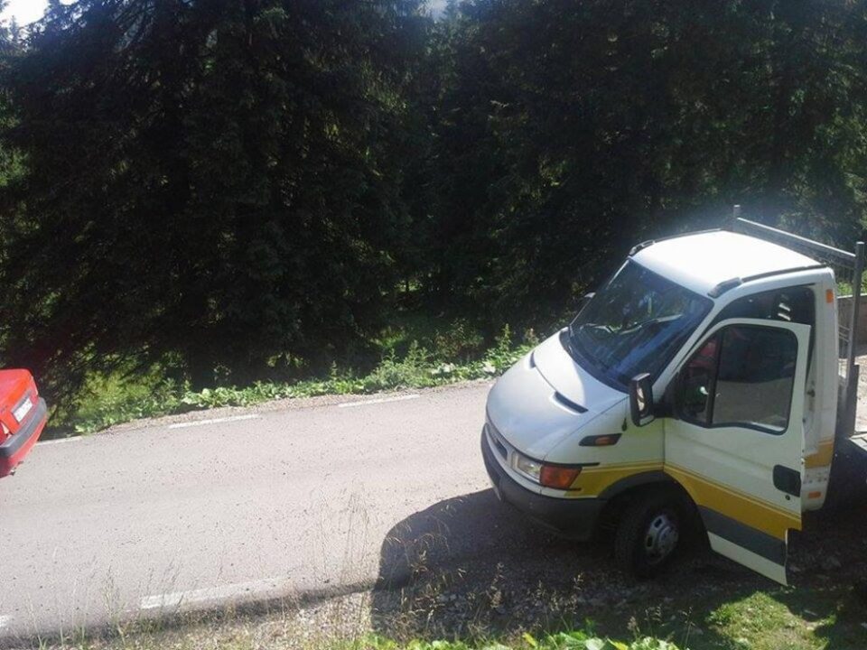 Și-a lăsat mașina în parcarea înclinată din apropierea motelului de pe Rarău și a găsit-o căzută într-o râpă