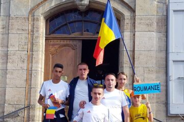 Cei trei atleți din județul Suceava și antrenorii lor, la semimaratonul de la Mende