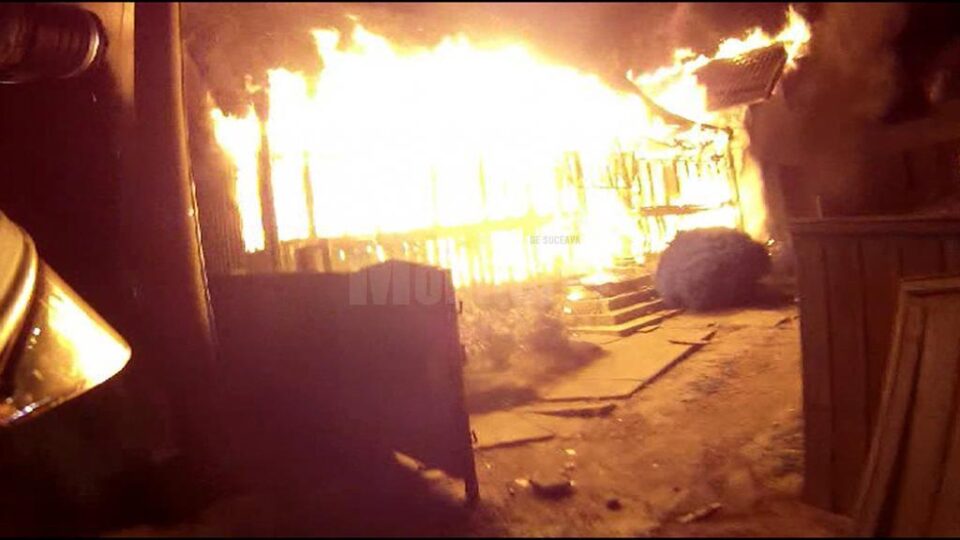 Incendiu violent, cu pericol de explozie din cauza unor butelii, la casa unei bătrâne
