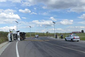 Șoferul a pierdut controlul în curba strânsă de la ieșirea de pe șoseaua de centură spre Siret