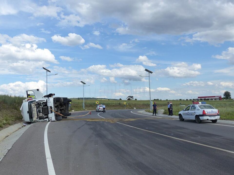 Șoferul a pierdut controlul în curba strânsă de la ieșirea de pe șoseaua de centură spre Siret