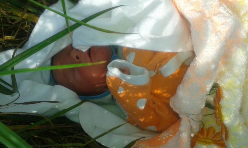 Bebelușul, de sex masculin, a fost preluat de un echipaj de ambulanță și internat la spitalul din Fălticeni, la secția Obstetrică Ginecologie, medicii stabilind că micuțul este în afara oricărui pericol