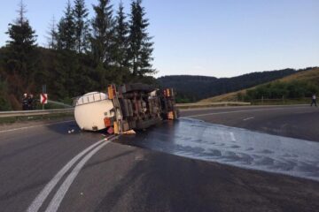 O cisternă cu 23.000 de litri de spirt s-a răsturnat pe Mestecăniș, paralizând traficul spre Ardeal
