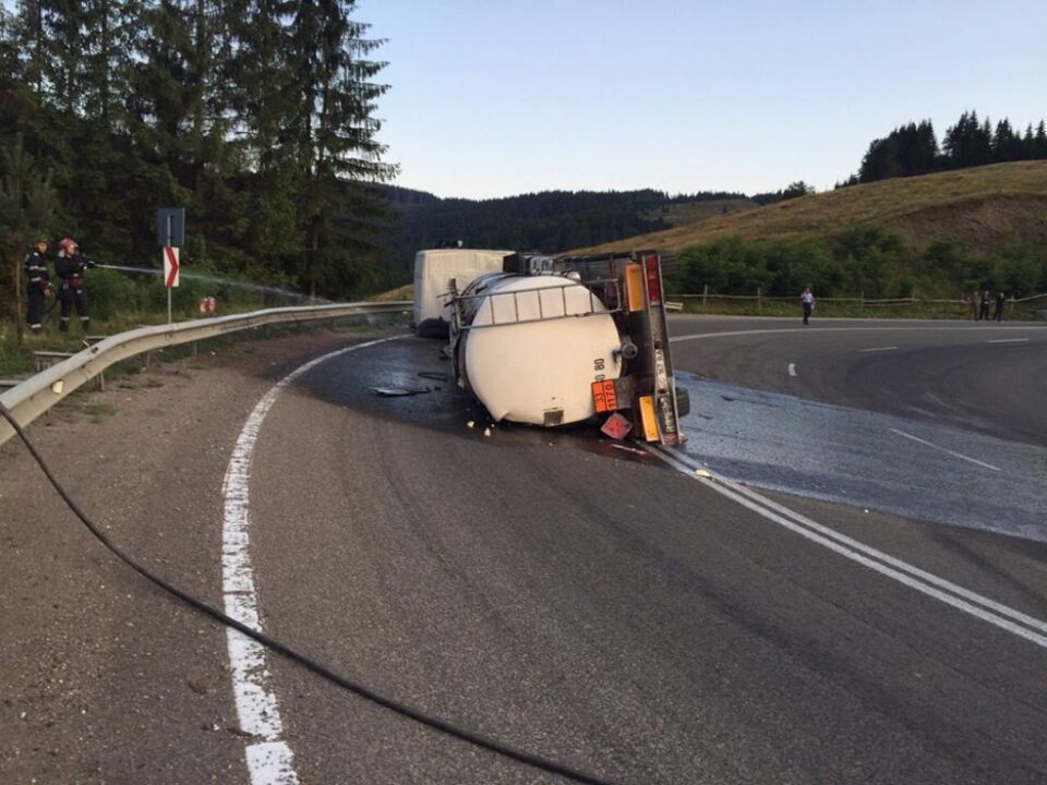 O cisternă cu 23.000 de litri de spirt s-a răsturnat pe Mestecăniș, paralizând traficul spre Ardeal