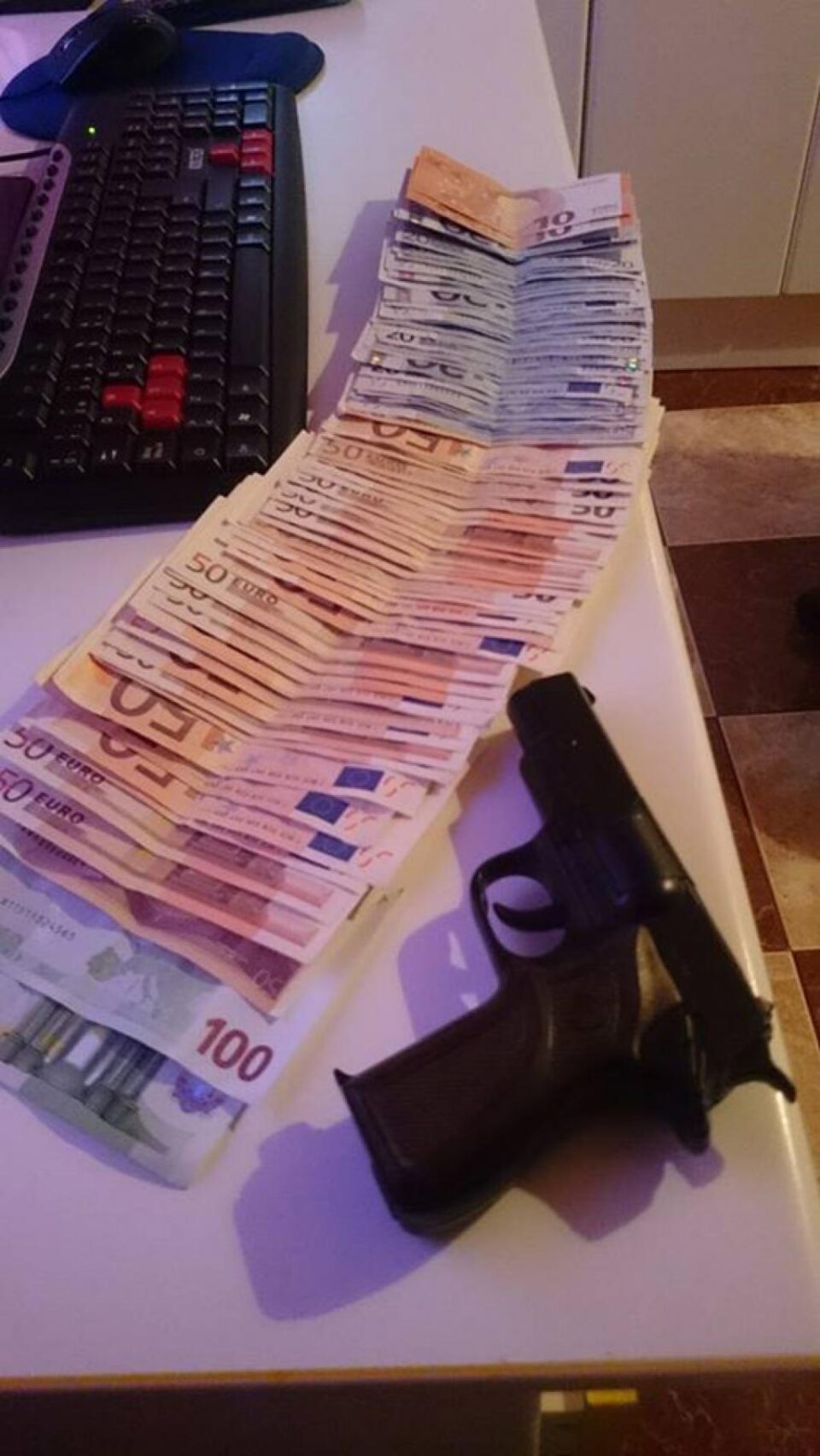 Printre fotografiile postate de Iulian Răzvan Laszlo pe Facebook se numără și aceasta în care apare o sumă importantă de bani, în euro, și, lângă bancnote, un pistol