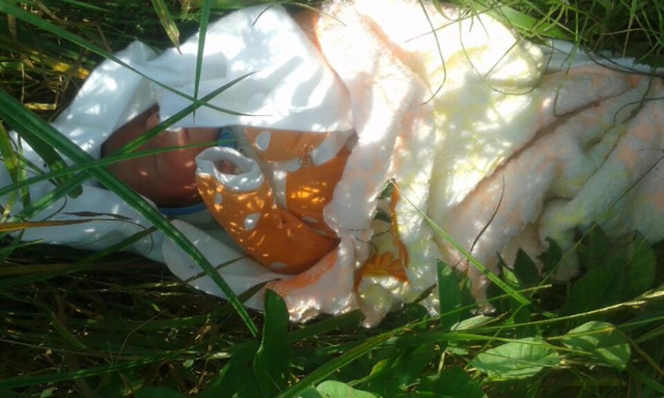 Micuțul a fost adus pe lume vineri, 24 iulie, și abandonat la scurt timp după ce mama și bebelușul au fost externați din maternitatea de la Fălticeni