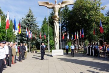 Ceremonia publică s-a desfășurat în Piața Tricolorului de lângă Palatul Administrativ