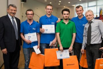 Echipa câștigătoare alături de îndrumătorul Alin Dan Potorac și Adrian Graur. Foto: Leea Onufrei