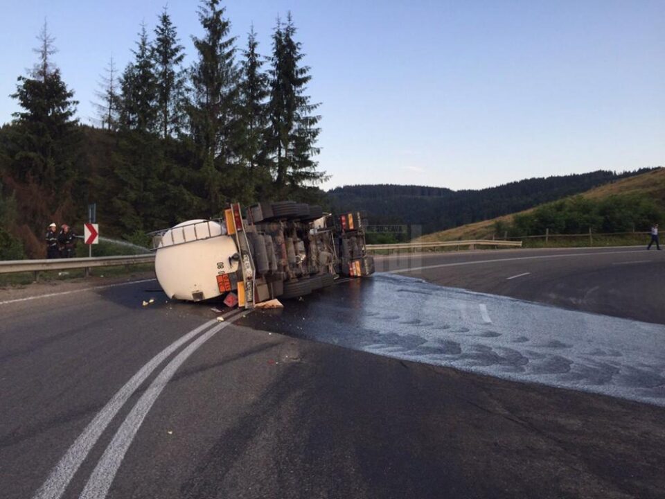 Cisterna care transporta alcool etilic s-a răsturnat într-o curbă periculoasă, pe Mestecăniș Cisterna care transporta alcool etilic s-a răsturnat într-o curbă periculoasă, pe Mestecăniș