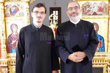 Preotul protopop Vasile Irimia împreună cu fiul său, pr. Dumitru Irimia, parohul Bisericii "Învierea Domnului" din Suceava
