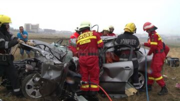 Și-a pierdut soția și mama, după ce o basculantă a intrat pe contrasens