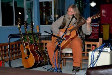 Vali Răcilă începe astăzi seria ”cântărilor” lunare la Suceava, cu un concert la Gârla Morii, de la ora 21.00