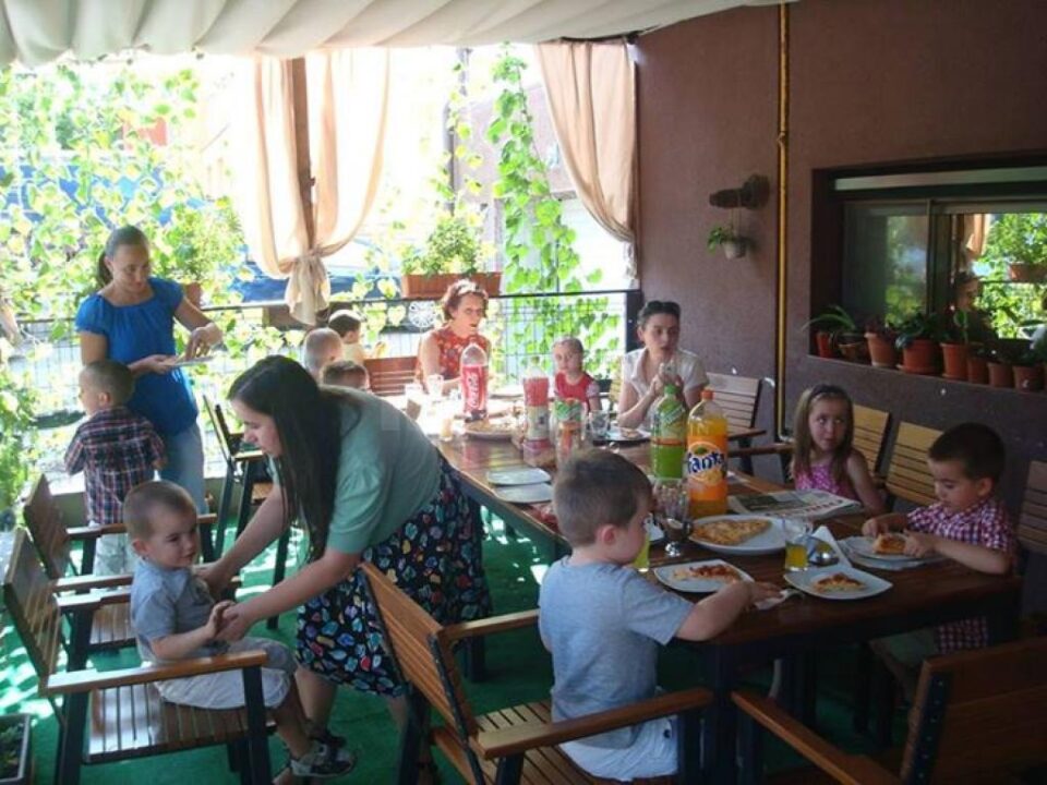 Petrecere gratuită pentru mai mulți copii diagnosticați cu autism și părinții acestora, oferită de LookUp Pub Suceava
