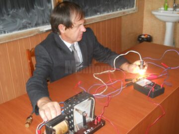 Profesorul Costică Costan antrenează de peste 40 de ani olimpici la fizică de la Colegiul „Ștefan cel Mare”