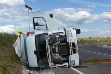 Cetățeanul rus care conducea tirul nu a adaptat viteza într-o curbă periculoasă, la ieșirea de pe șoseaua de centură a Sucevei, spre Siret, iar colosul s-a răsturnat