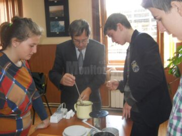 Profesorul Costică Costan antrenează de peste 40 de ani olimpici la fizică de la Colegiul „Ștefan cel Mare”