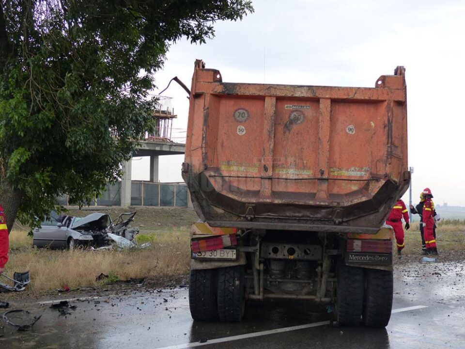 Mașina care se deplasa regulamentar a fost pur și simplu măturată de pe șosea de vehiculul greu