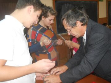Profesorul Costică Costan antrenează de peste 40 de ani olimpici la fizică de la Colegiul „Ștefan cel Mare”