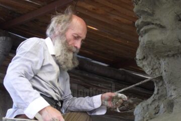Mircea Dăneasă lucrând la monumentul lui Ștefan cel Mare care va fi amplasat la Gura Humorului