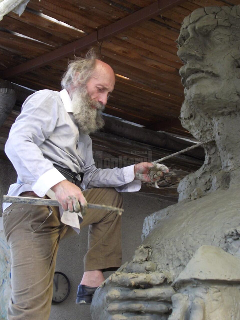 Mircea Dăneasă lucrând la monumentul lui Ștefan cel Mare care va fi amplasat la Gura Humorului Mircea Dăneasă lucrând la monumentul lui Ștefan cel Mare care va fi amplasat la Gura Humorului