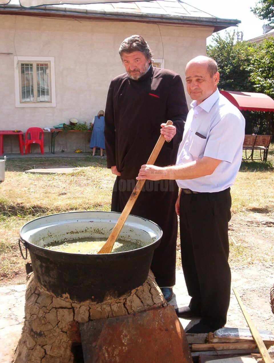 Zarzavatul tocat se fierbe în lapte acru