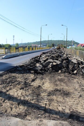 Blocarea parțială a traficului rutier pe pasajul CFR de la Ițcani, amânată până la finalizarea lucrărilor de pe podul de peste apa Sucevei