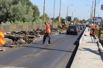 Blocarea parțială a traficului rutier pe pasajul CFR de la Ițcani, amânată până la finalizarea lucrărilor de pe podul de peste apa Sucevei