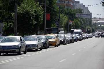 Traversarea bulevardului George Enescu la orele de vârf a durat chiar și câteva zeci de minute