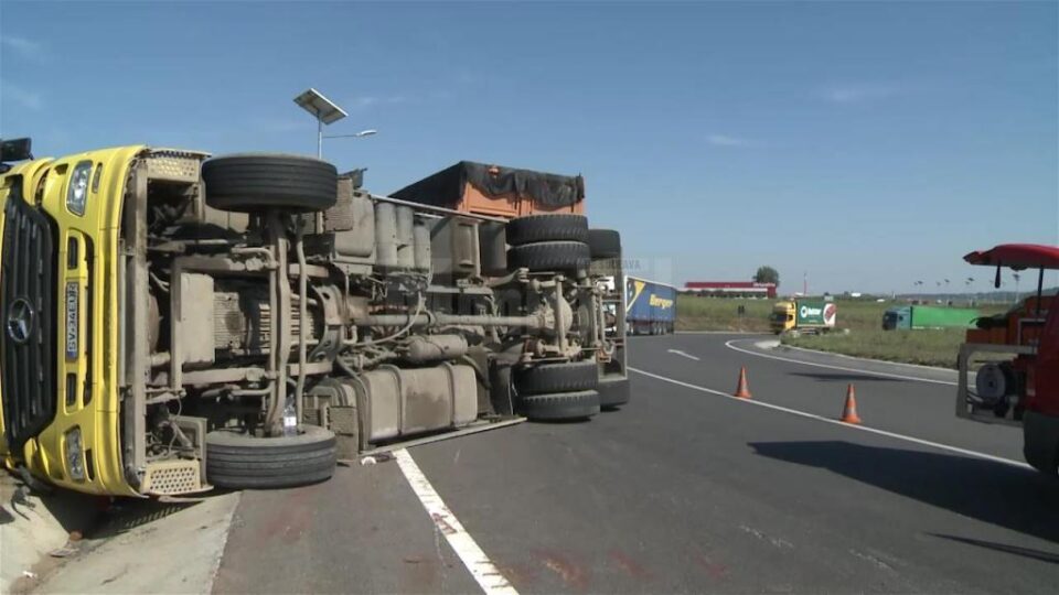 Camion încărcat cu lemn, răsturnat pe șoseaua de centură a Sucevei