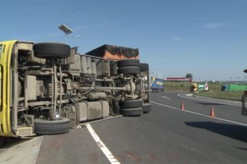 Camion încărcat cu lemn, răsturnat pe șoseaua de centură a Sucevei