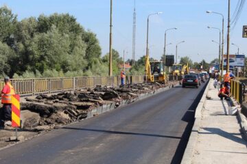 Lucrările la podul de peste râul Suceava vor mai dura cel puțin încă doua săptămâni