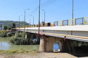 Blocarea parțială a traficului rutier pe pasajul CFR de la Ițcani, amânată până la finalizarea lucrărilor de pe podul de peste apa Sucevei