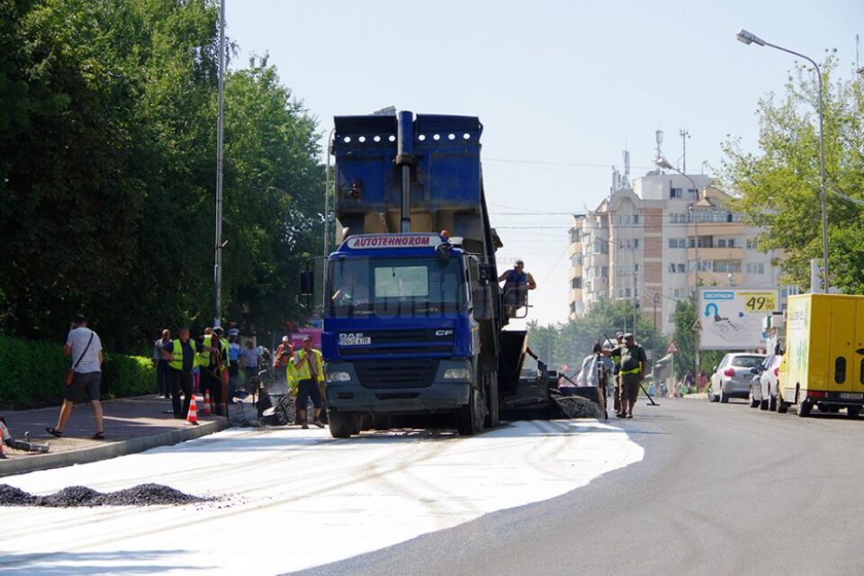 Asfaltarea zonelor din jurul sensului giratoriu din intersecția Mărășești s-a făcut ieri pe un sens de mers, iar astăzi va continua pe celălalt