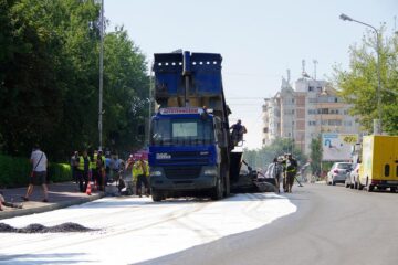 Asfaltarea zonelor din jurul sensului giratoriu din intersecția Mărășești s-a făcut ieri pe un sens de mers, iar astăzi va continua pe celălalt