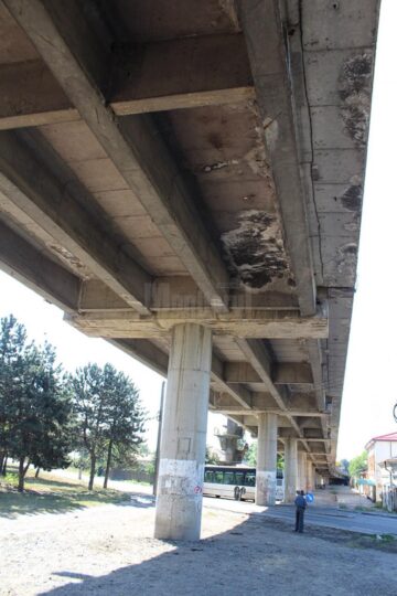 Blocarea parțială a traficului rutier pe pasajul CFR de la Ițcani, amânată până la finalizarea lucrărilor de pe podul de peste apa Sucevei