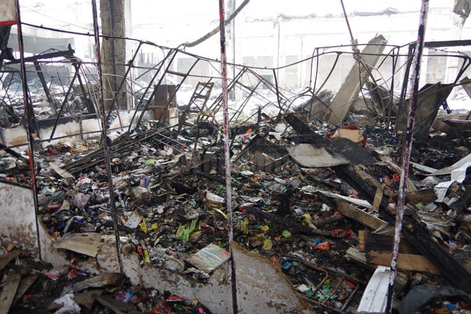 Ruina Centrului Comercial Rozita, în care au rămas mari cantități de produse alimentare ce pot reprezenta un focar de infecție, nu poate fi igienizată