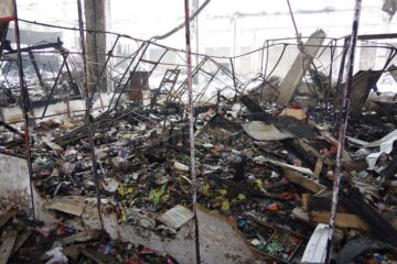 Ruina Centrului Comercial Rozita, în care au rămas mari cantități de produse alimentare ce pot reprezenta un focar de infecție, nu poate fi igienizată