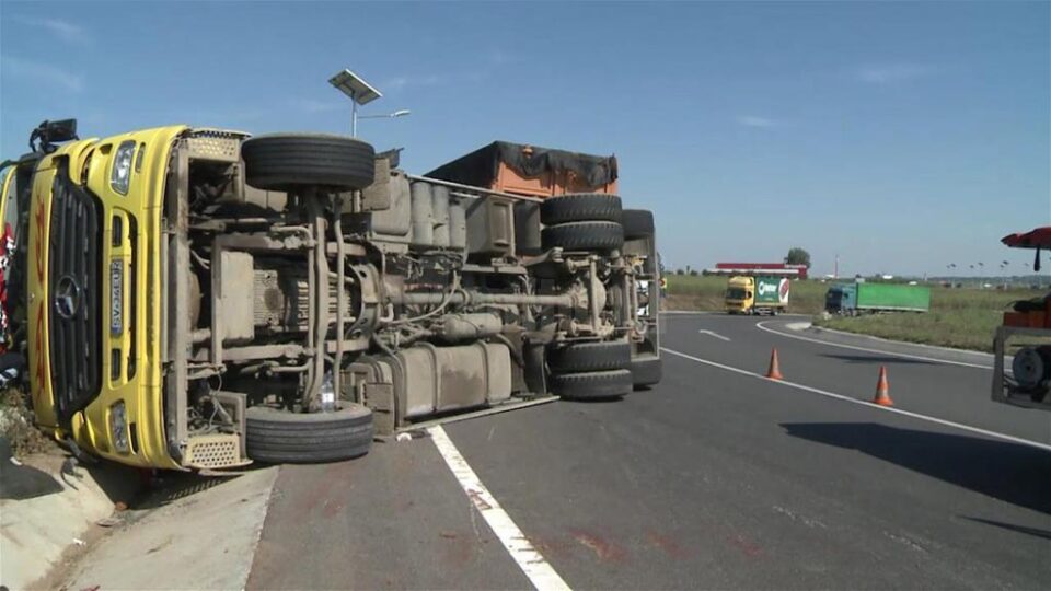 Curba la stânga în care s-au răsturnat două vehicule grele, în interval de o săptămână