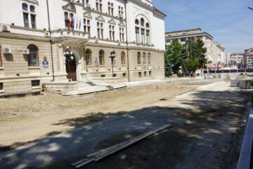 Pietonalul din fata Palatului Administrativ ar urma să fie deschis circulației din 15 august, după finalizarea pavării sale cu granit