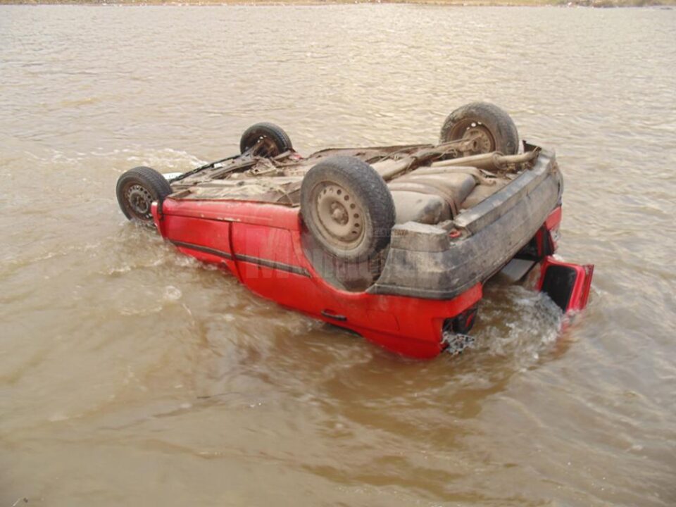 Pe DN 17B, de la Vatra Dornei spre Broșteni, mai multe mașini scăpate de sub control au ieșit de pe partea carosabilă și s-au răsturnat în râul Bistrița