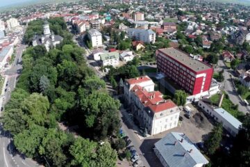 Trei tineri, acuzați că au comis un furt cu prejudiciu de 4.000 de lei din două școli