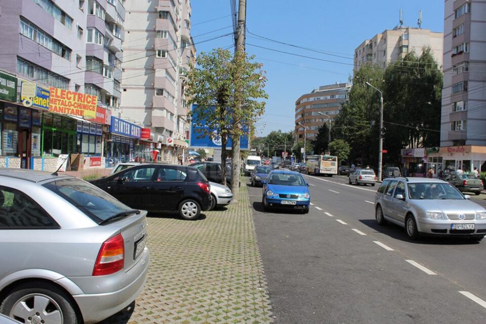 Locurile de parcare create în George Enescu sunt adesea ignorate de șoferi, care parchează unde au chef