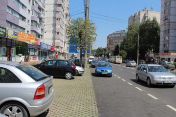Locurile de parcare create în George Enescu sunt adesea ignorate de șoferi, care parchează unde au chef