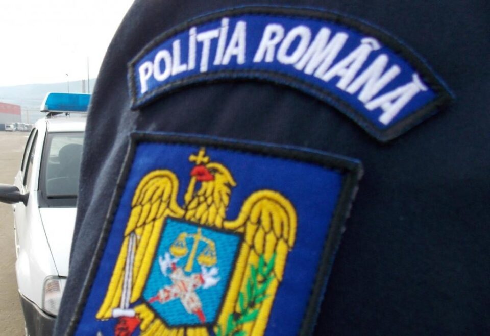 Spărgători de imobile și de autocare, reținuți de polițiști