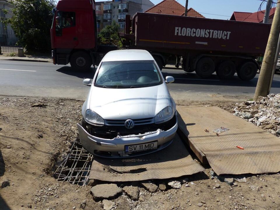 Stradă din Suceava, în șantier, capcană pentru mașini și locul în care muncitorii lucrează sub protecția unui agent de pază