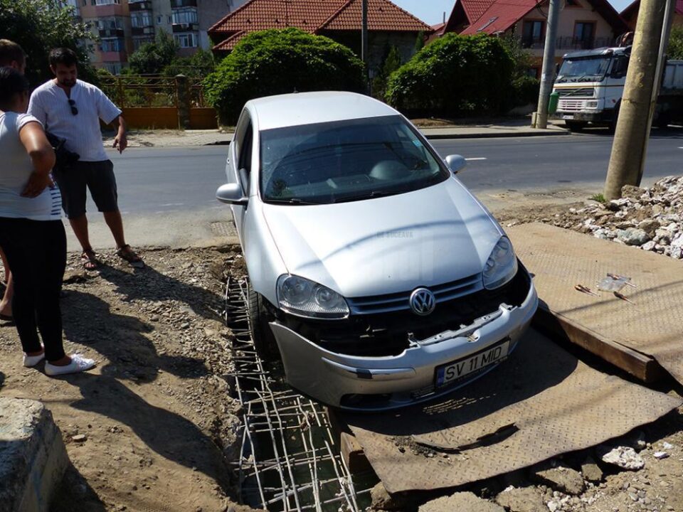 Stradă din Suceava, în șantier, capcană pentru mașini și locul în care muncitorii lucrează sub protecția unui agent de pază
