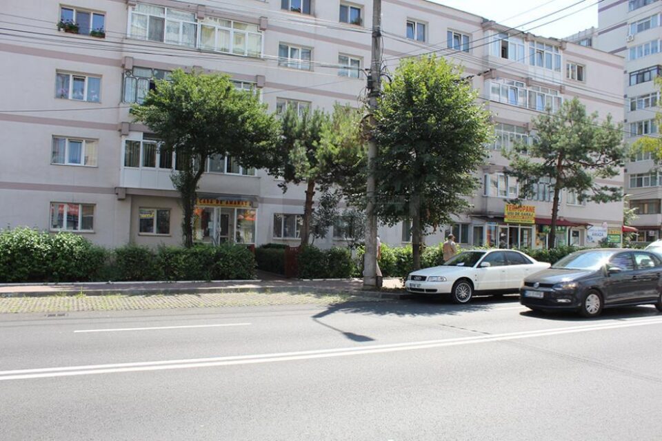 Banda de circulație blocată de o mașină parcată în stradă, deși în jur sunt o mulțime de locuri de parcare libere