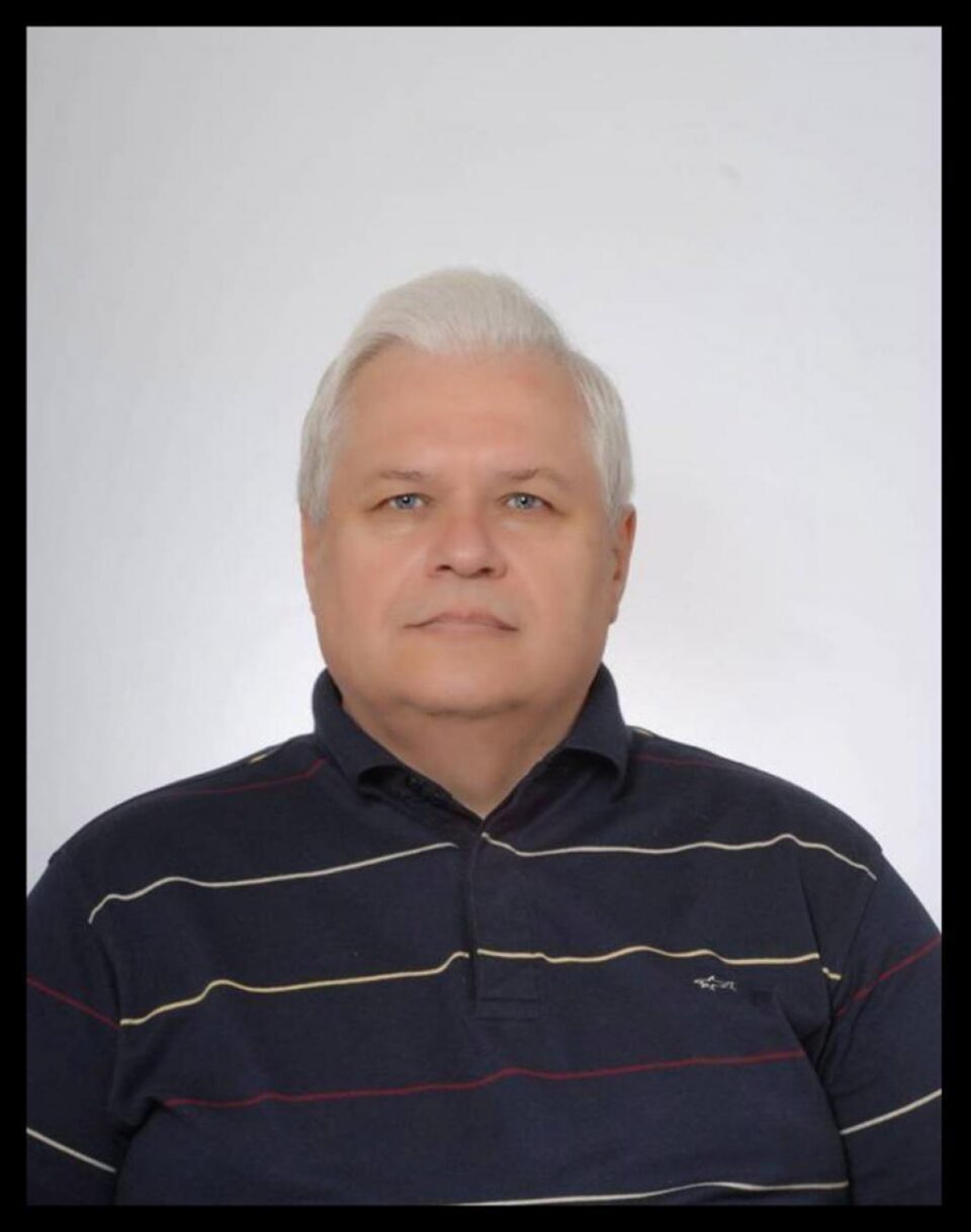 Profesorul de franceză Mihai George Tăutu intenționa să se pensioneze de la 1 septembrie, după 43 de ani petrecuți la catedră Profesorul de franceză Mihai George Tăutu intenționa să se pensioneze de la 1 septembrie, după 43 de ani petrecuți la catedră