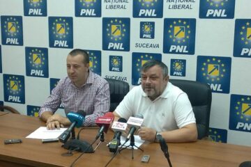 Viceprimarul PNL al Sucevei Lucian Harșovschi și președintele Organizației Municipale Suceava a PNL, deputatul Ioan Balan