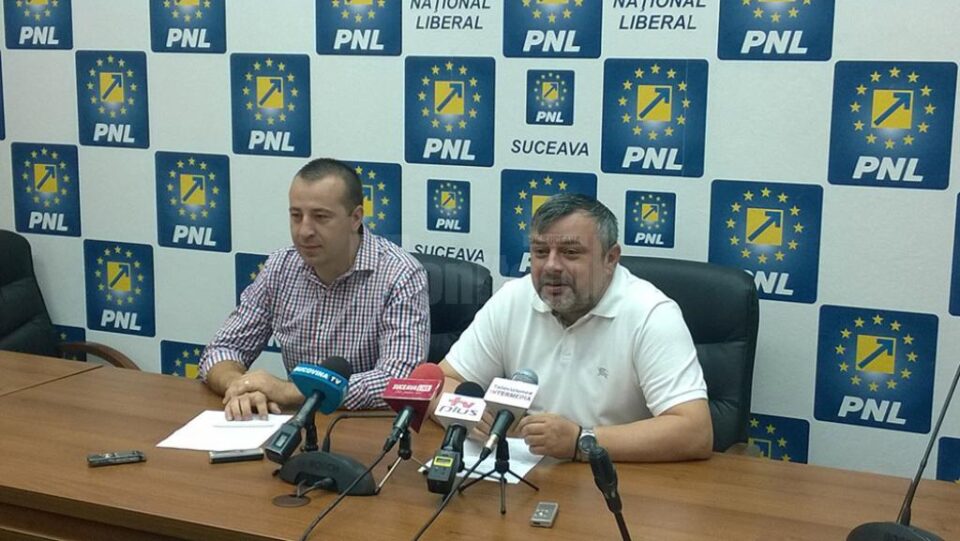 Viceprimarul PNL al Sucevei Lucian Harșovschi și președintele Organizației Municipale Suceava a PNL, deputatul Ioan Balan Viceprimarul PNL al Sucevei Lucian Harșovschi și președintele Organizației Municipale Suceava a PNL, deputatul Ioan Balan